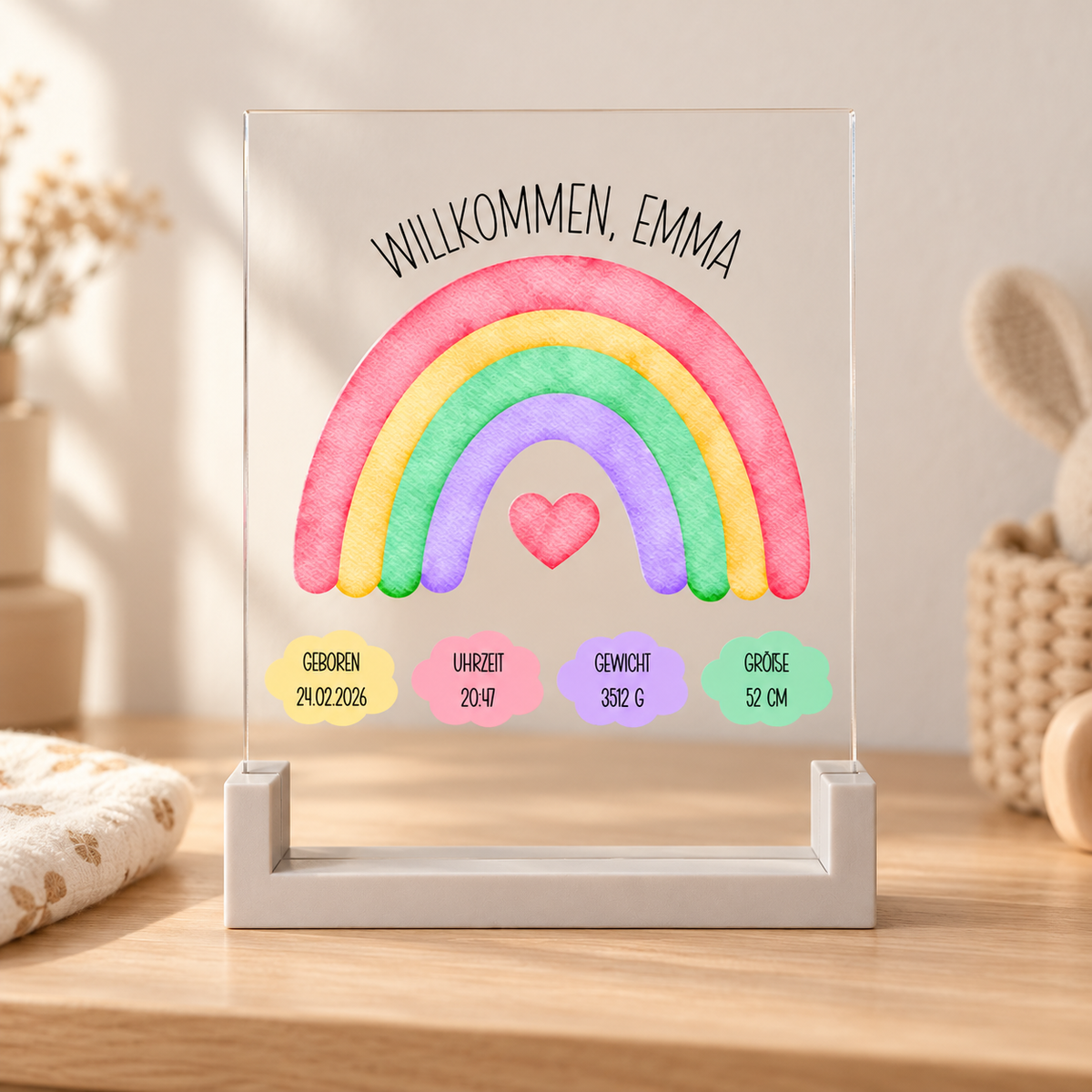 Personalisiertes Acryl-Geburtsschild mit Regenbogen und Geburtsdaten auf einer hellen Holzkommode in einer Kinderzimmer-Szene