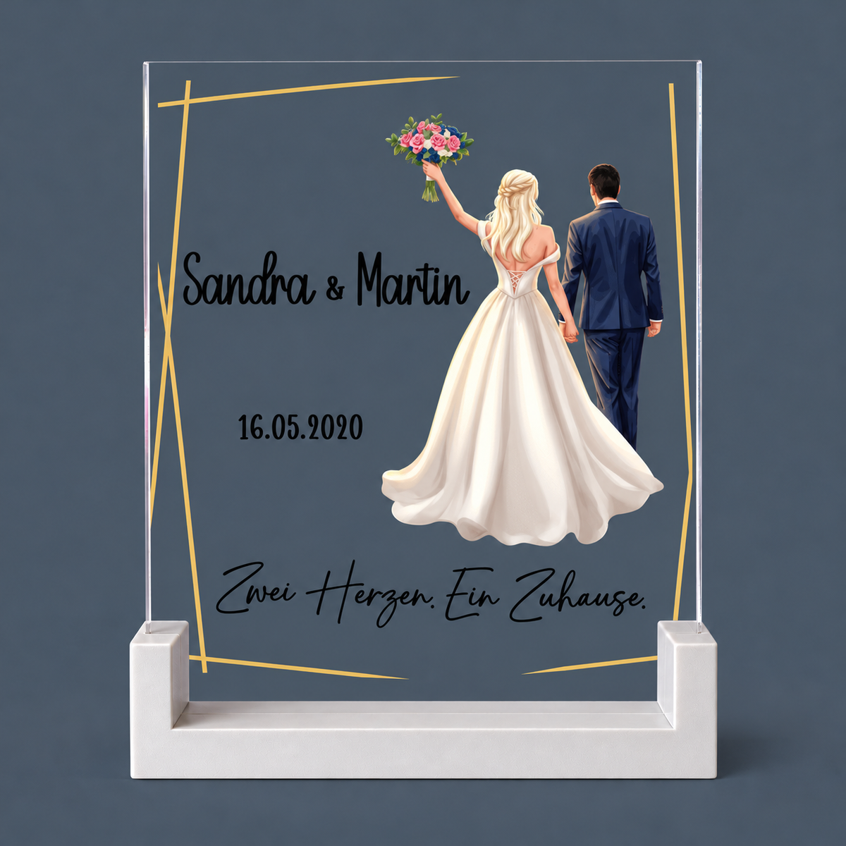 Personalisiertes transparentes Hochzeitsschild mit Brautpaar, Namen Sandra und Martin, Hochzeitsdatum und Spruch Zwei Herzen. Ein Zuhause. im PLA-Sockel