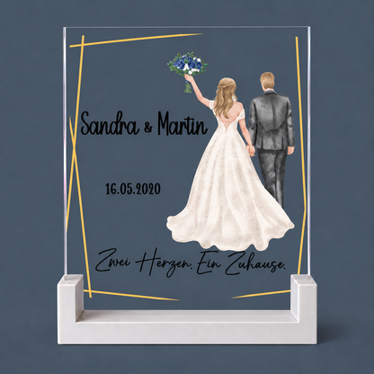 Motiv F – vollständiges transparentes Hochzeitsschild mit Brautpaar und blauem Blumenstrauß, Beispielnamen Sandra und Martin, Datum, goldfarbenem Rahmen und PLA-Sockel