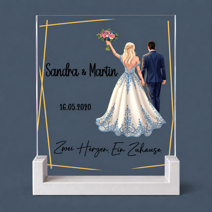 Motiv G – vollständiges transparentes Hochzeitsschild mit Brautpaar, blau verziertem Brautkleid, Beispielnamen Sandra und Martin, Datum, goldfarbenem Rahmen und PLA-Sockel