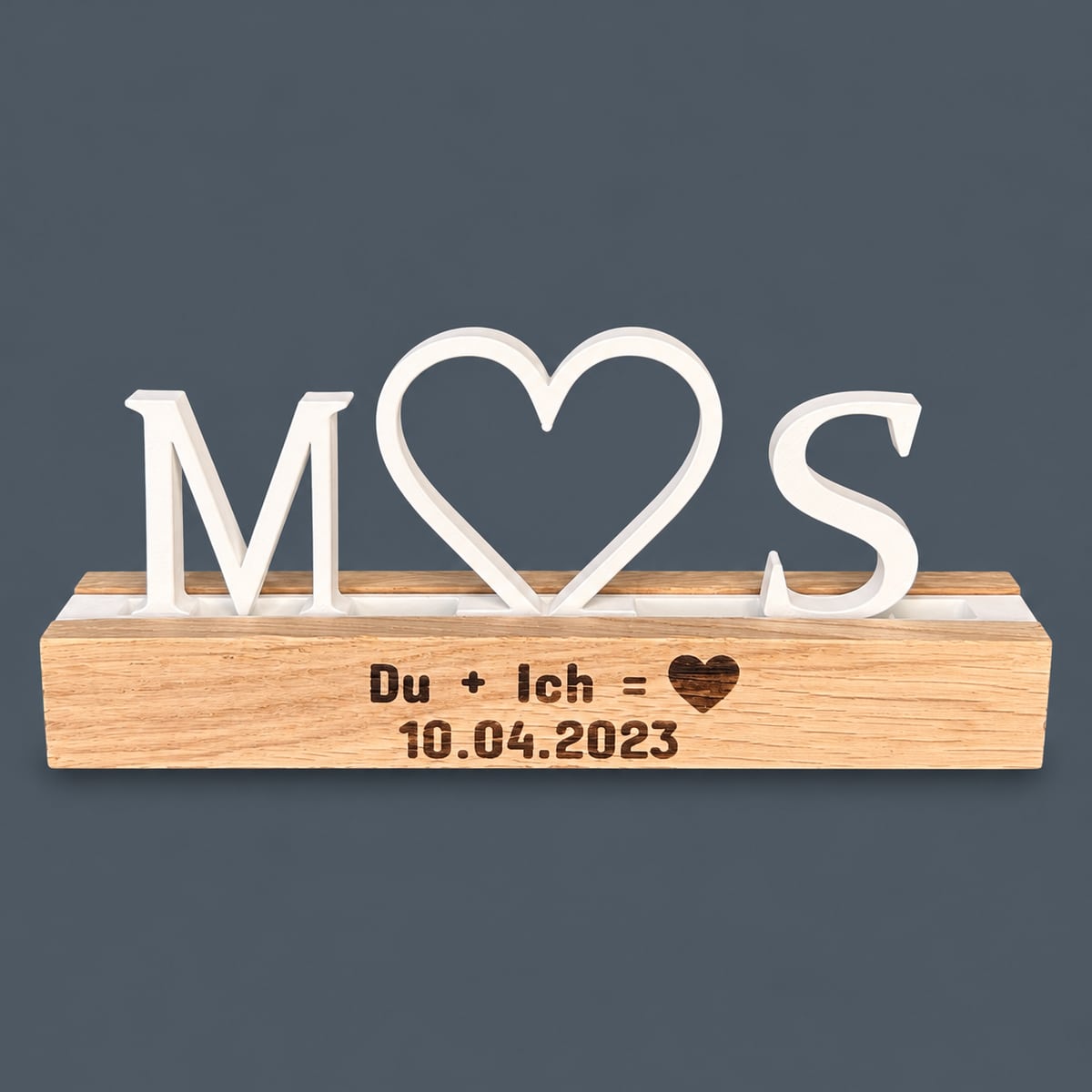 Personalisierter Deko-Stecker mit Herz und Datum ‚Du + Ich = ♥ 10.04.2023. 
Herzberg Crafts